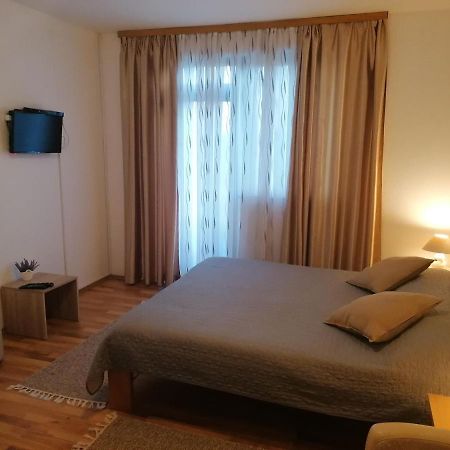Apartment And Rooms Nevenka 폴자냑 외부 사진